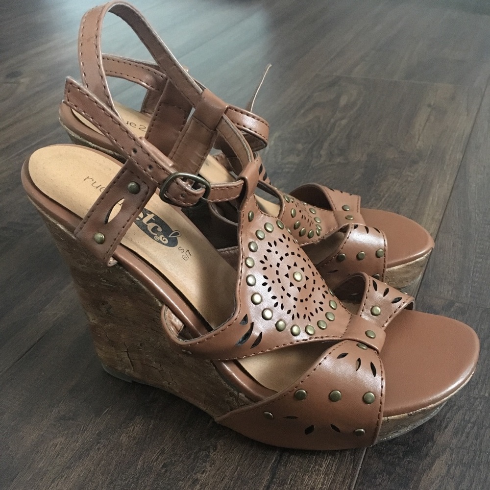 Tan wedges!